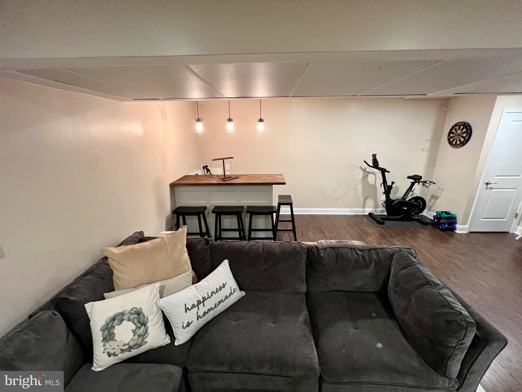 SEVEN COURTS - Residential