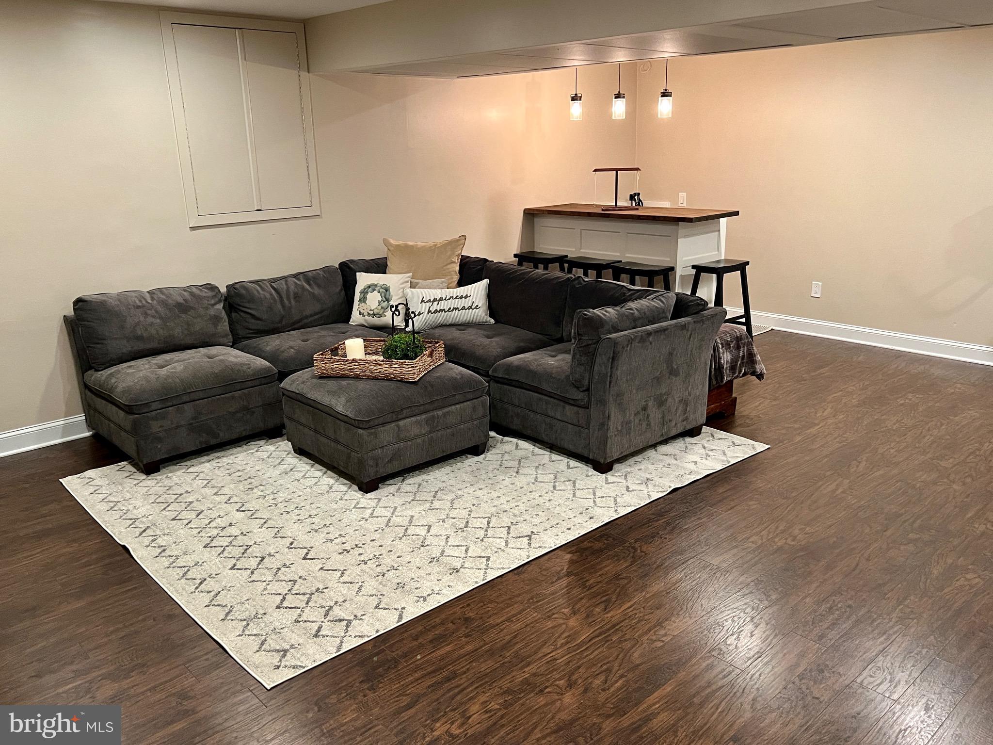 SEVEN COURTS - Residential