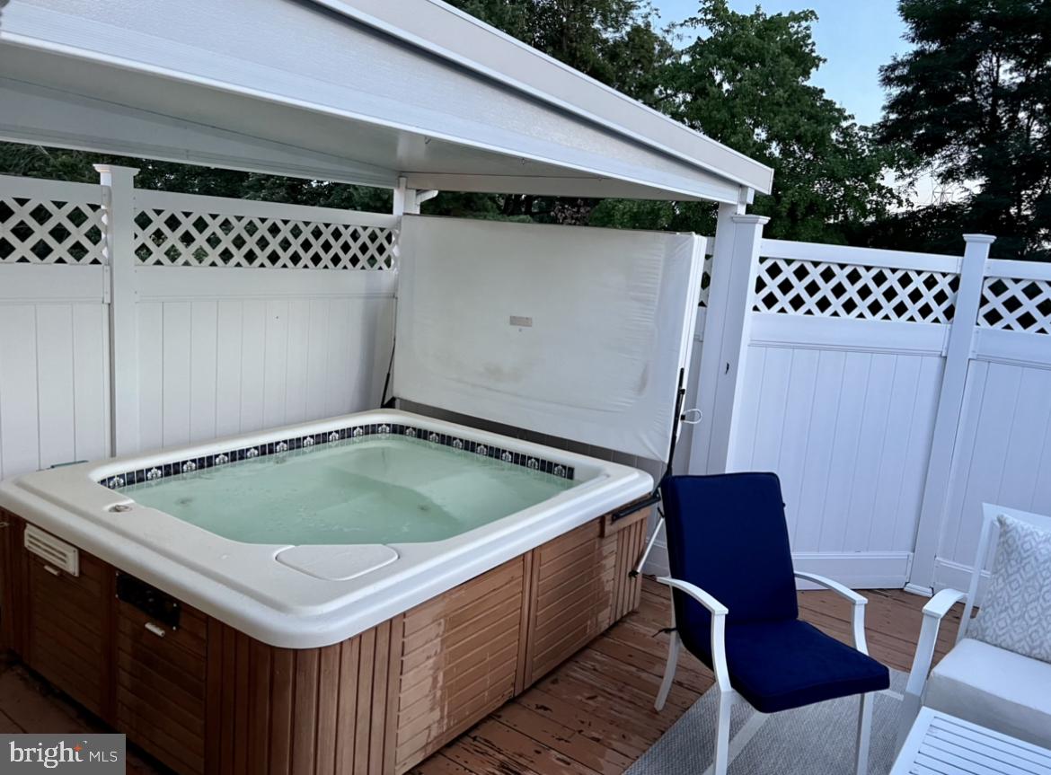 SEVEN COURTS - Residential