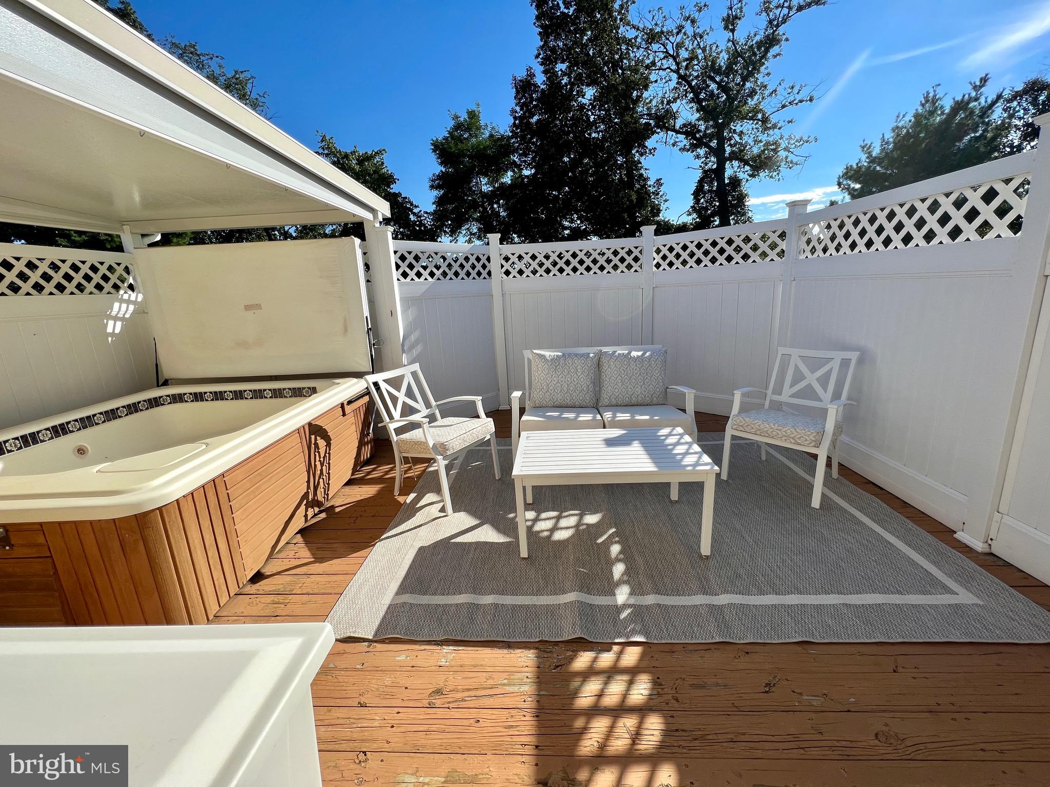 SEVEN COURTS - Residential