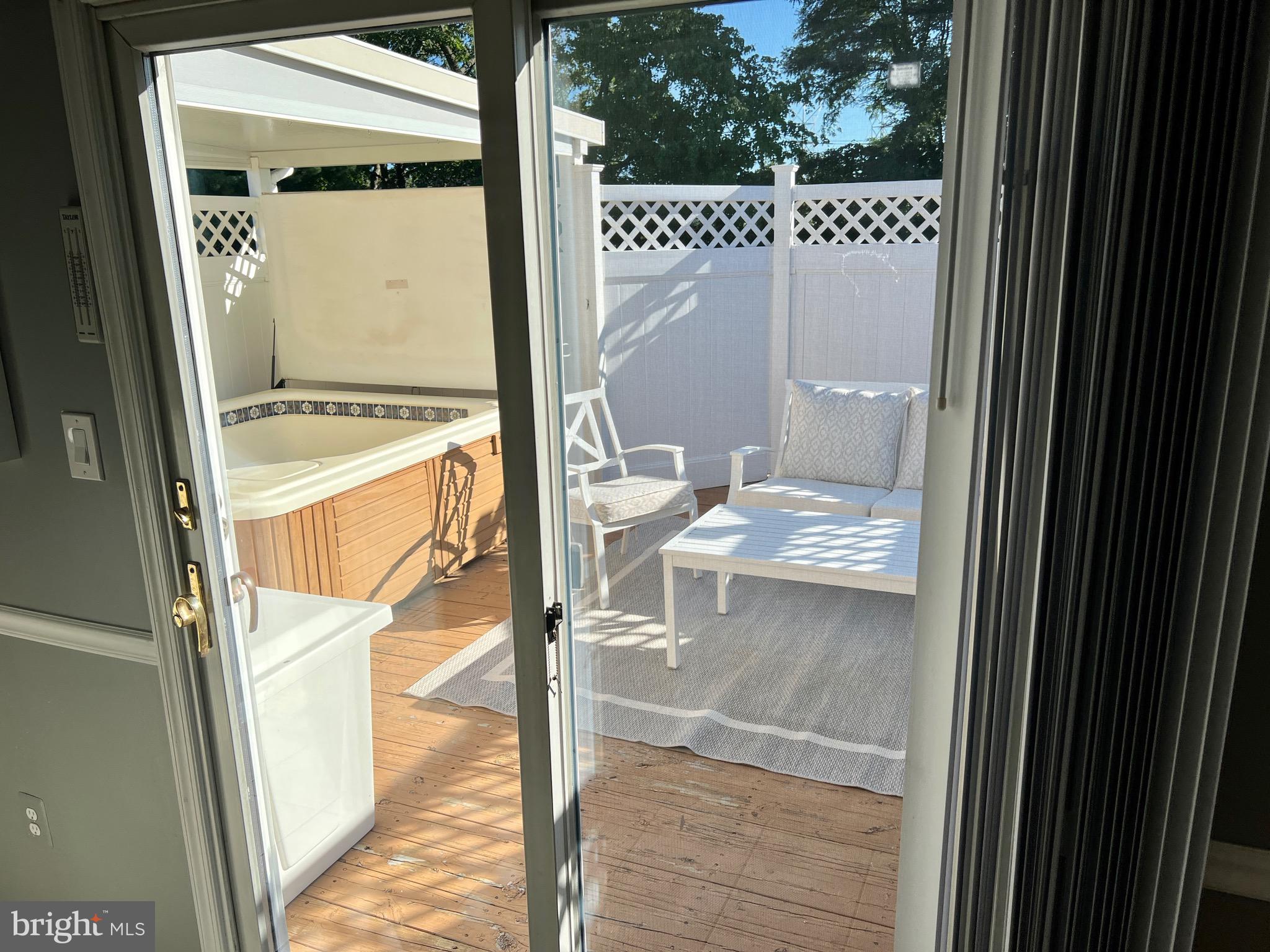 SEVEN COURTS - Residential