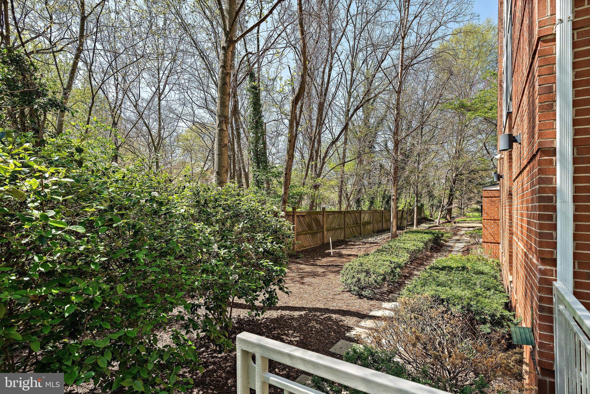 18 WEST - Residential