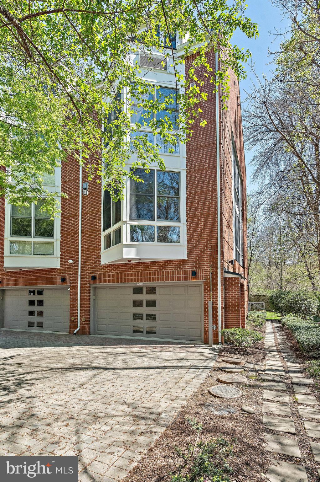 18 WEST - Residential