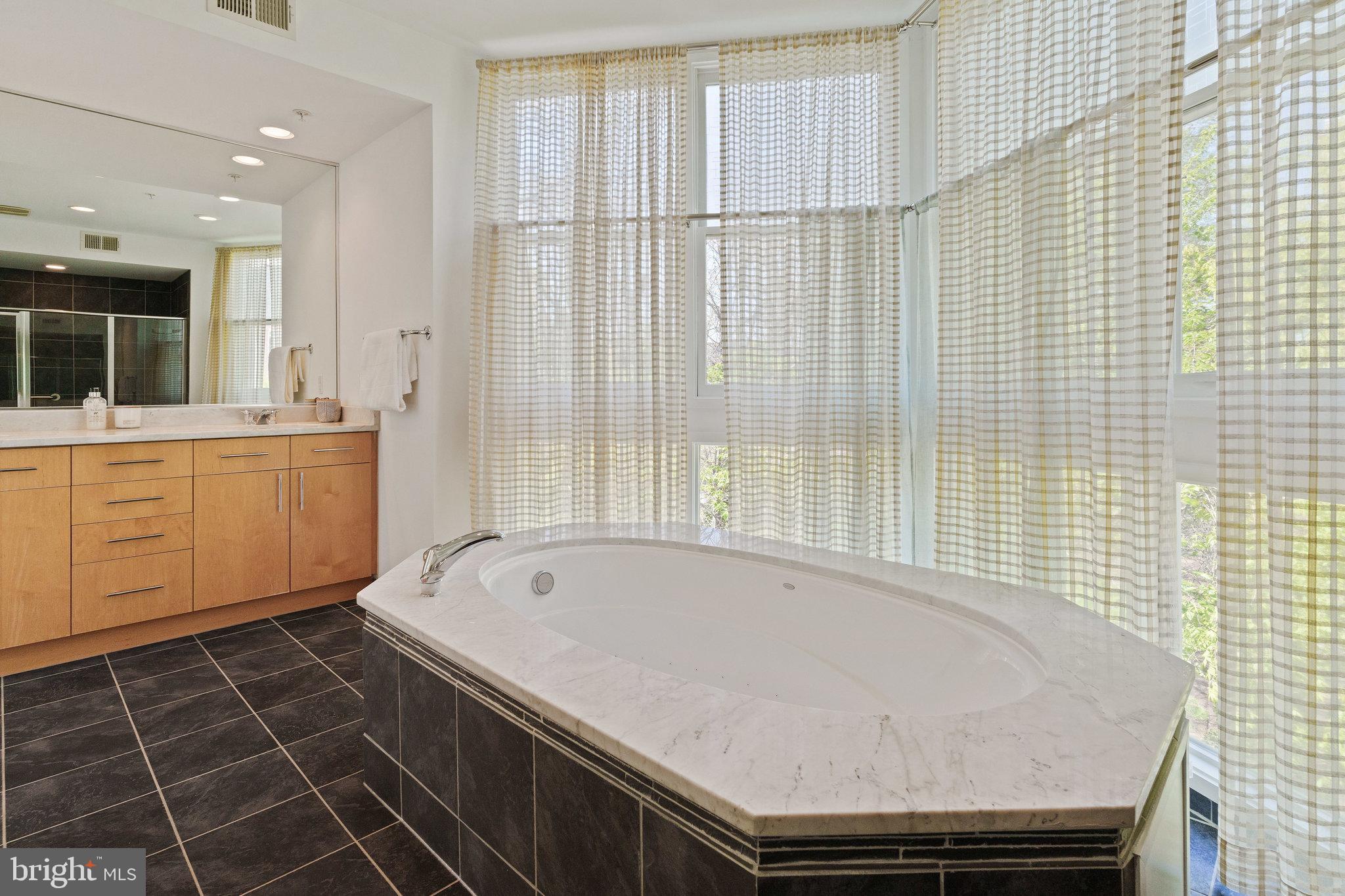 18 WEST - Residential