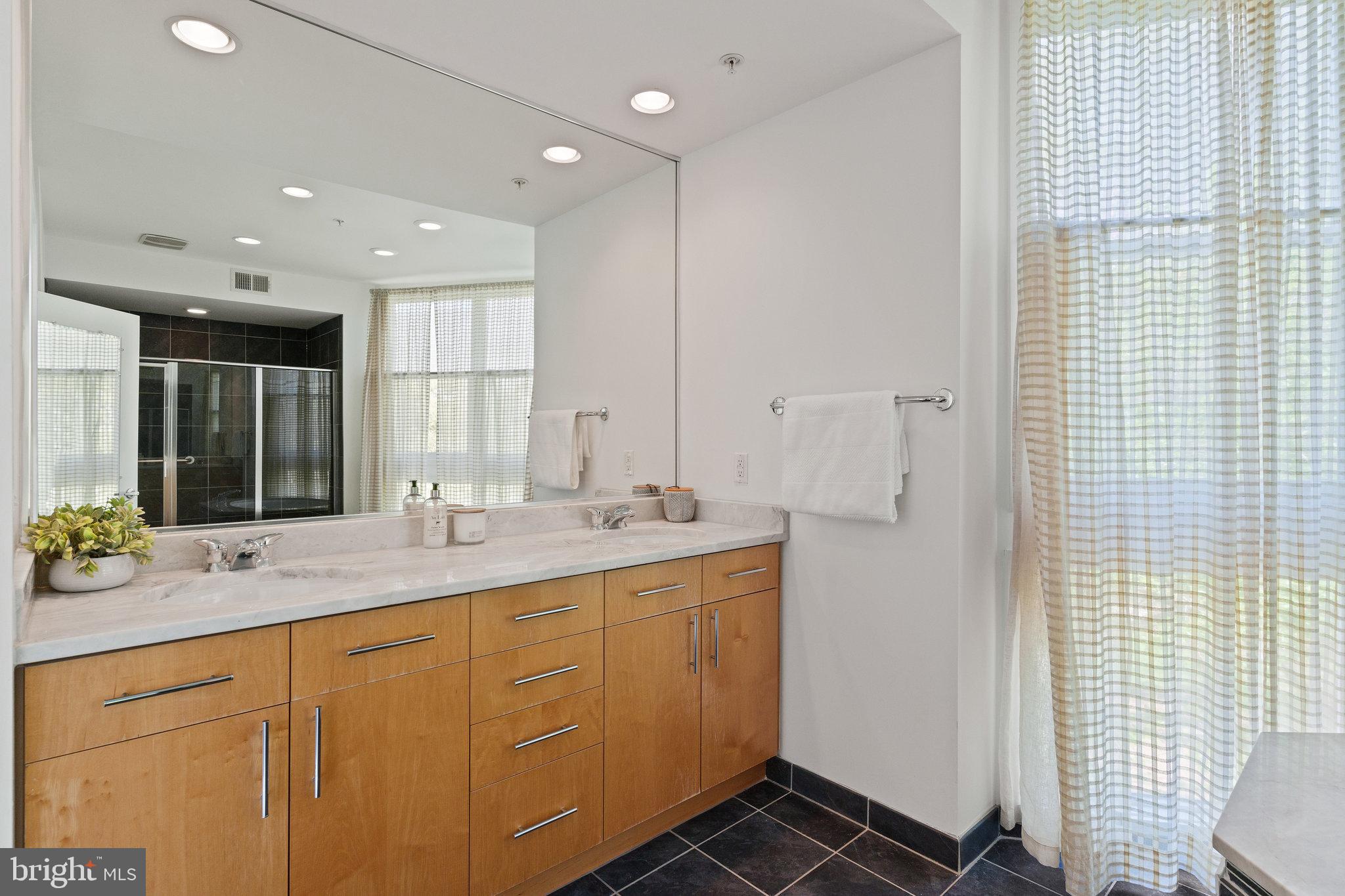 18 WEST - Residential