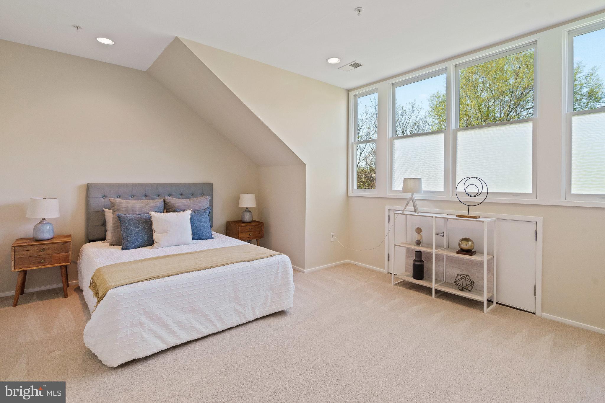 18 WEST - Residential