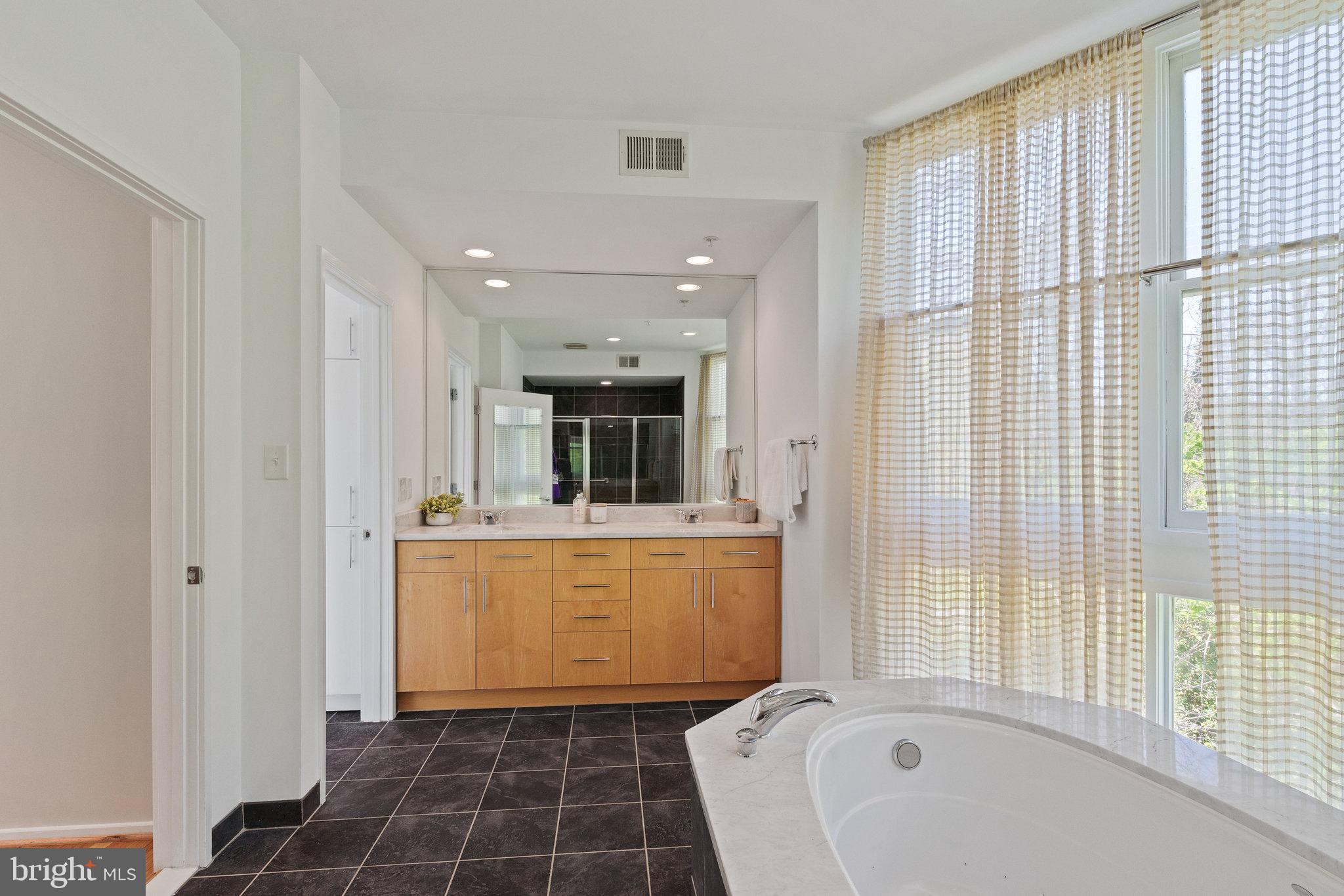 18 WEST - Residential