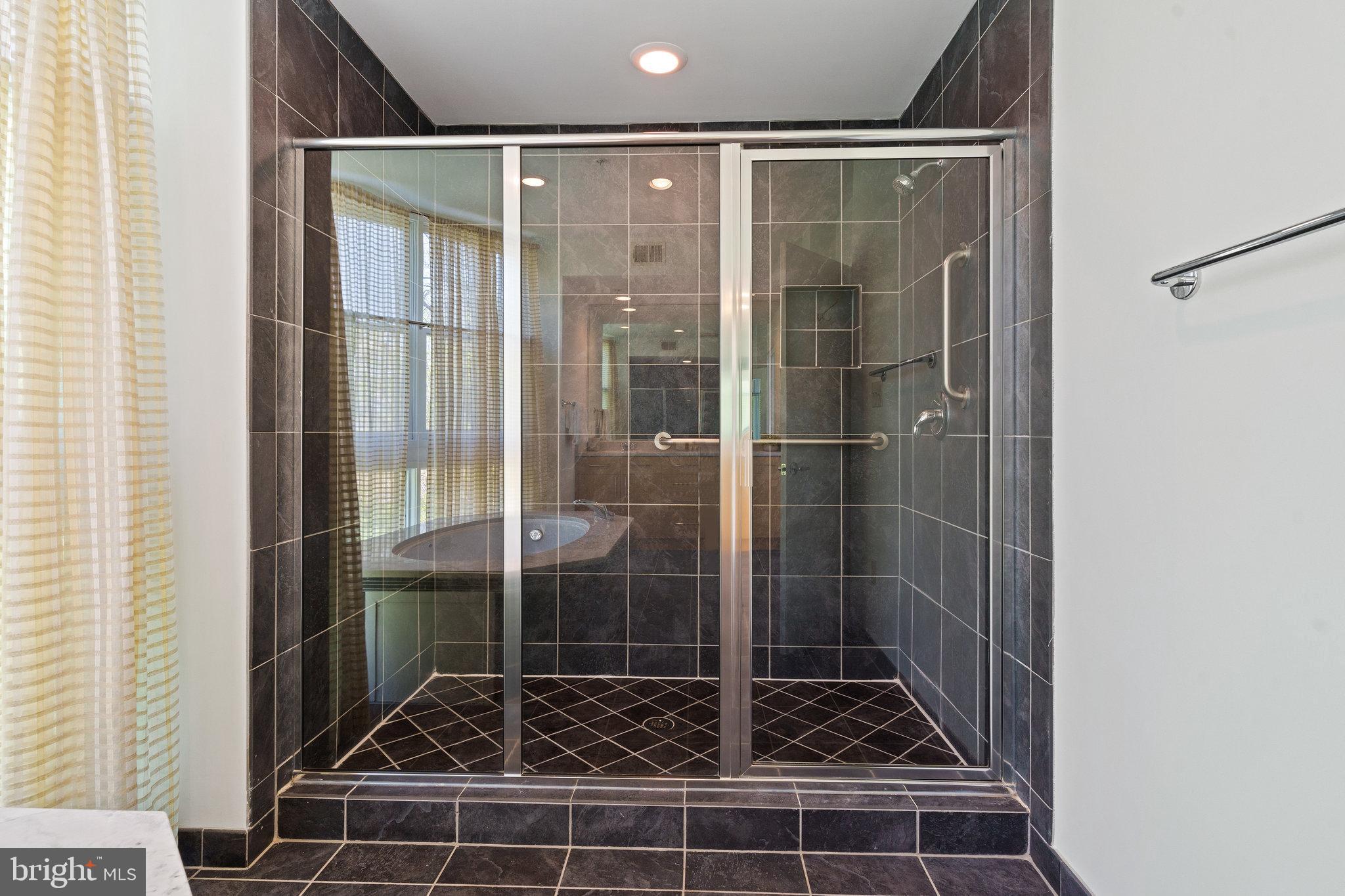 18 WEST - Residential