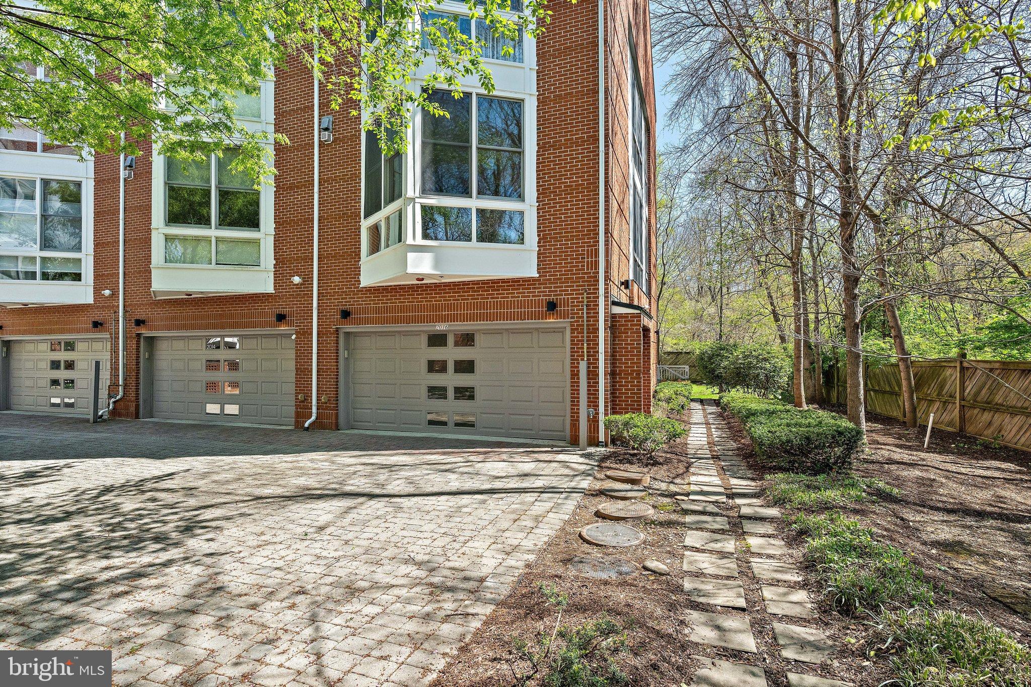 18 WEST - Residential