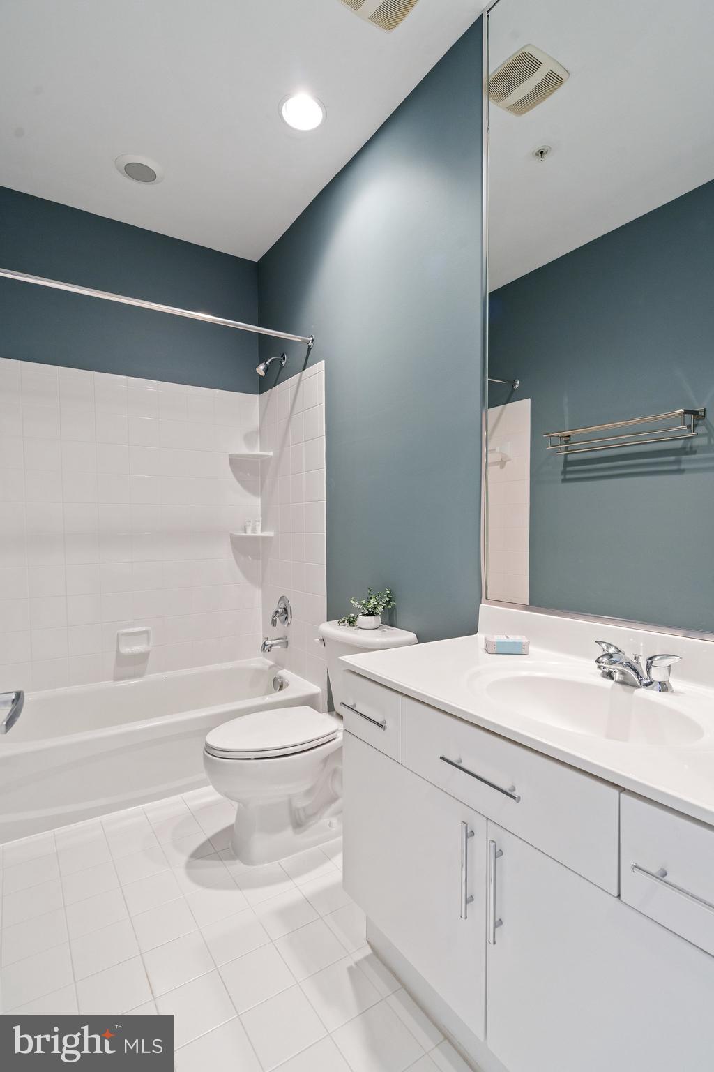 18 WEST - Residential