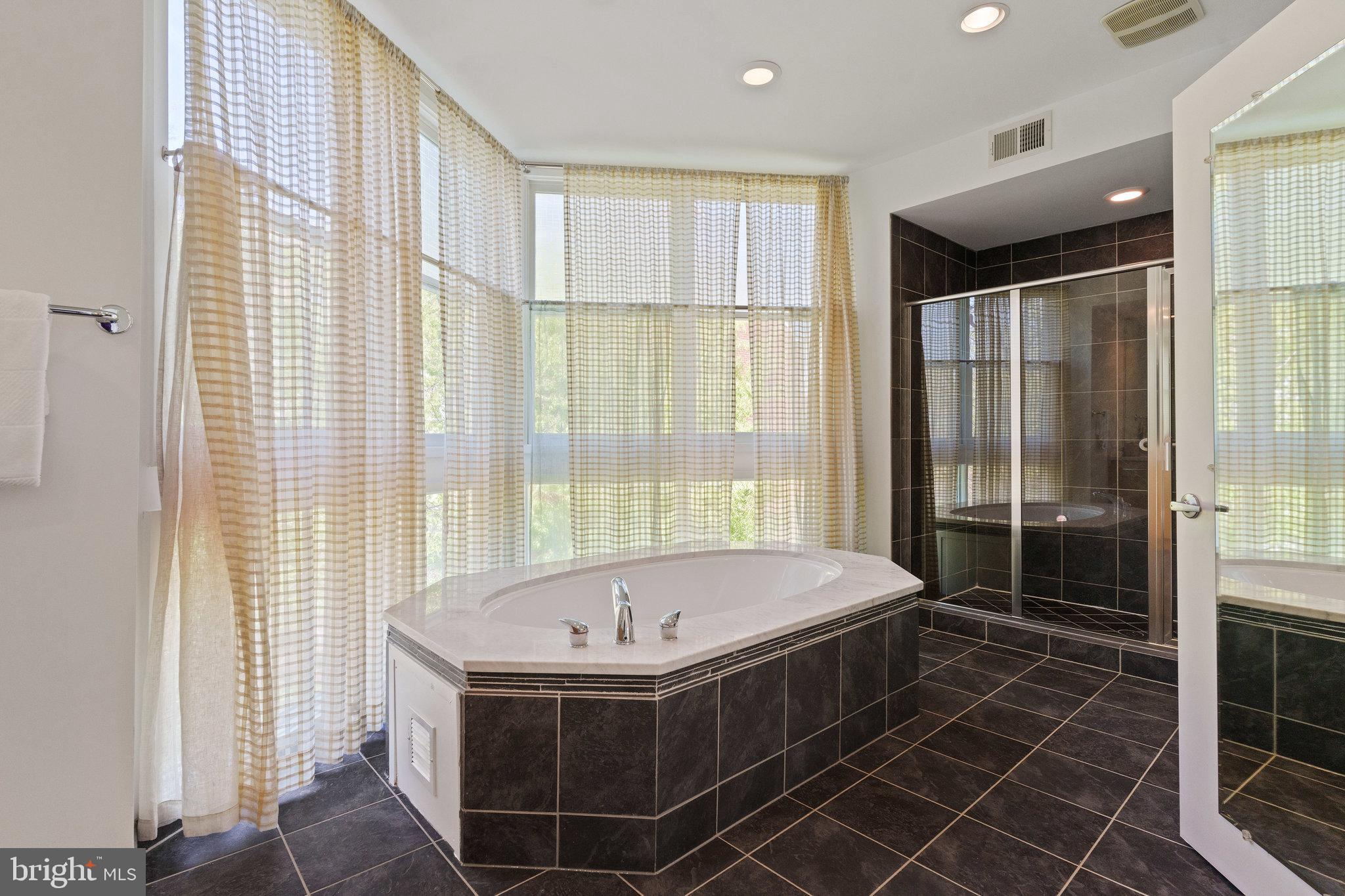 18 WEST - Residential