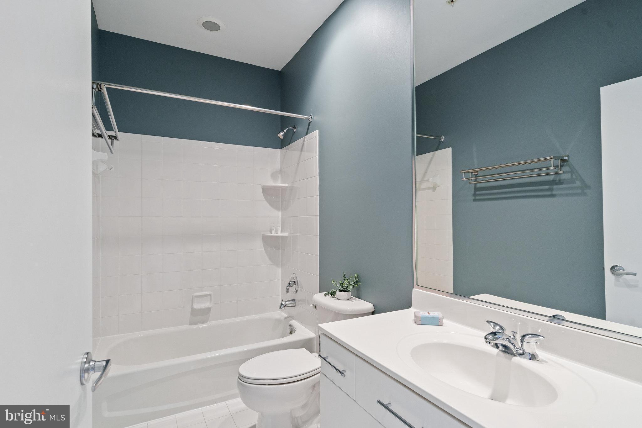 18 WEST - Residential