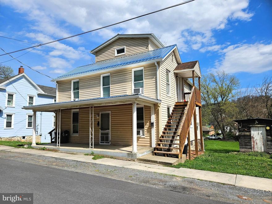 Great two story 2 bedroom, 2 bath apartment in town.  Walk to lots of activities, town pool, country inn, several parks, restaurants, and more. Sunny location overlooking the Town of Bath. No pets, no smoking.  Only 3 apartments in entire building, no parking meters to contend with.   Large, level back yard for your use.
This apartment has just been upgraded with new appliances, carpet, vinyl plank flooring in foyer, kitchen, bother bathrooms.