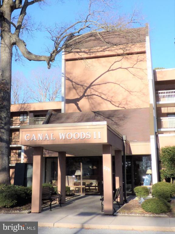 This 3rd floor end unit in Canal Woods is truly move-in ready. With neutral carpet, walls and kitchen cabinets, this unit can be personalized to fit your lifestyle. The entry foyer, kitchen and laundry has laminate hardi-plank flooring. This unit has great views of the lake from the den/3rd bedroom, living, master bedroom & screened porch. The 3rd bedroom has been customized into a den area with an area to display treasured items. Condo fees are $741 quarterly (exterior maintenance, water & sewer) Special roof assessment $263 a quarter,special Exterior renovation assessment of $5270 has been PAID in advance.