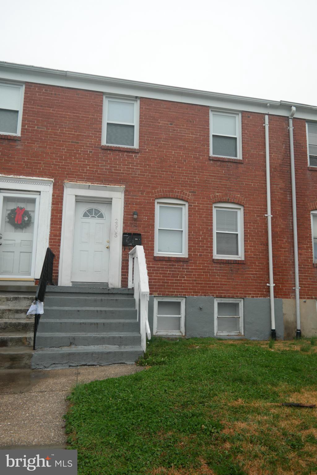Upper level 1 bedroom apartment in private townhome in Dundalk. Brand new carpet and fresh, neutral paint. Spacious living room, full bath, updated eat in kitchen.Shared laundry in basement, and shared 2 car parking pad. Affordable!!