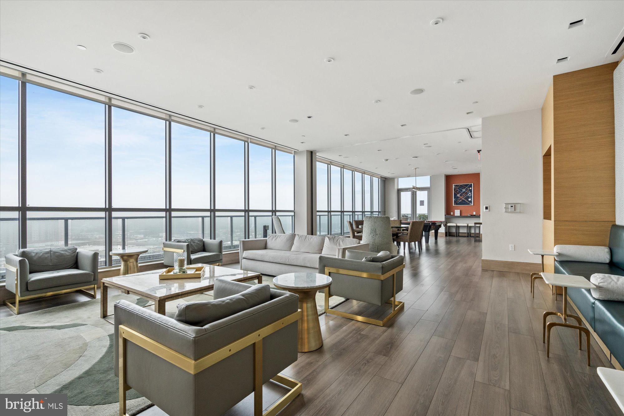 PIKE AND ROSE - Residential