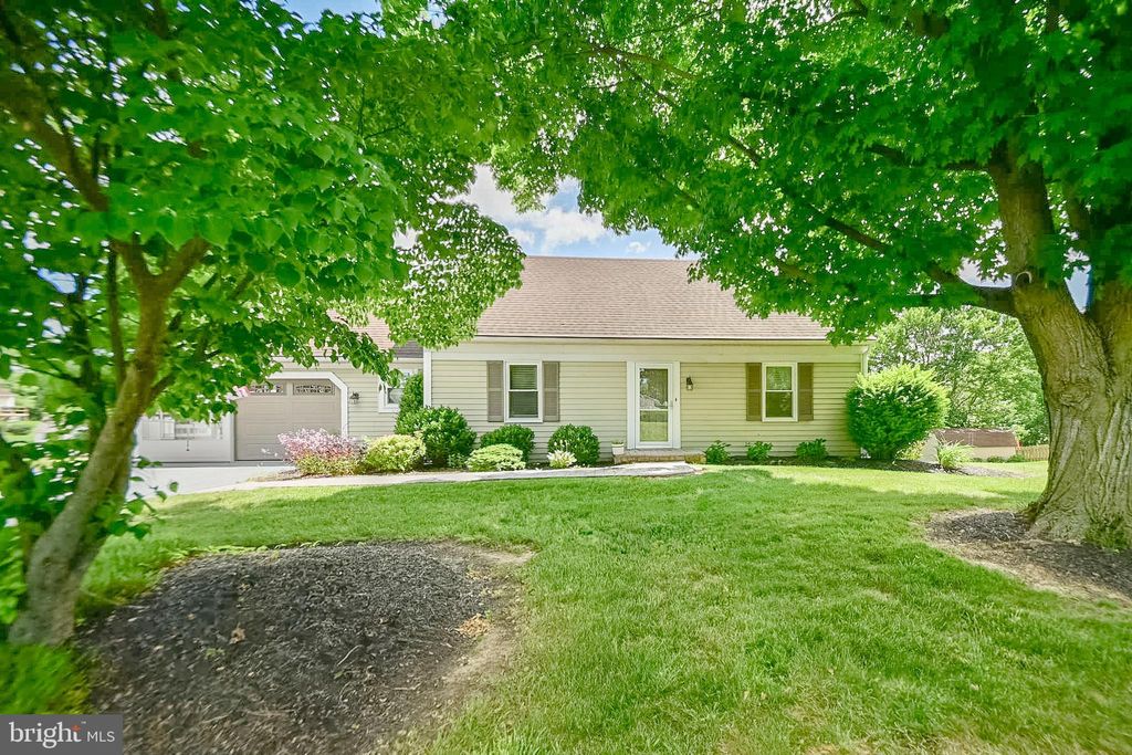 Photo of 517 Deer Run Rd, Lititz, PA 17543 (MLS # PALA2052148)