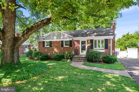 Photo of 3220 Norfolk Lane, FALLS CHURCH, VA 22042 (MLS # VAFX2311718)