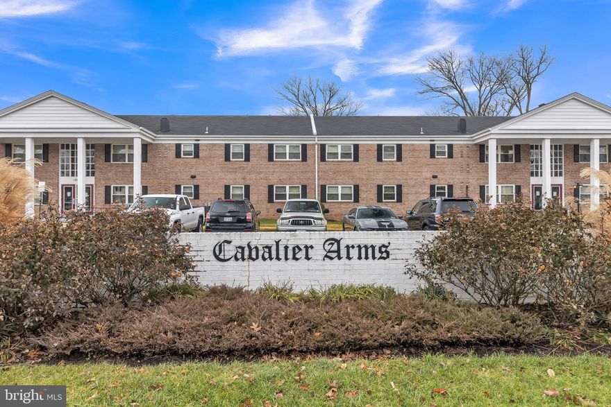 Enjoy living in the heart of Leesburg for under 150k! This beautiful Condo is move-in ready and is truly a must see.  You will love the proximity to fantastic shopping and dining options at Old Town and the Outlets. Minutes from Route 7, 15, and the Greenway makes this a commuters dream, and convenient to Dulles airport as well. Condo fee includes gas and water. Schedule your showing today!