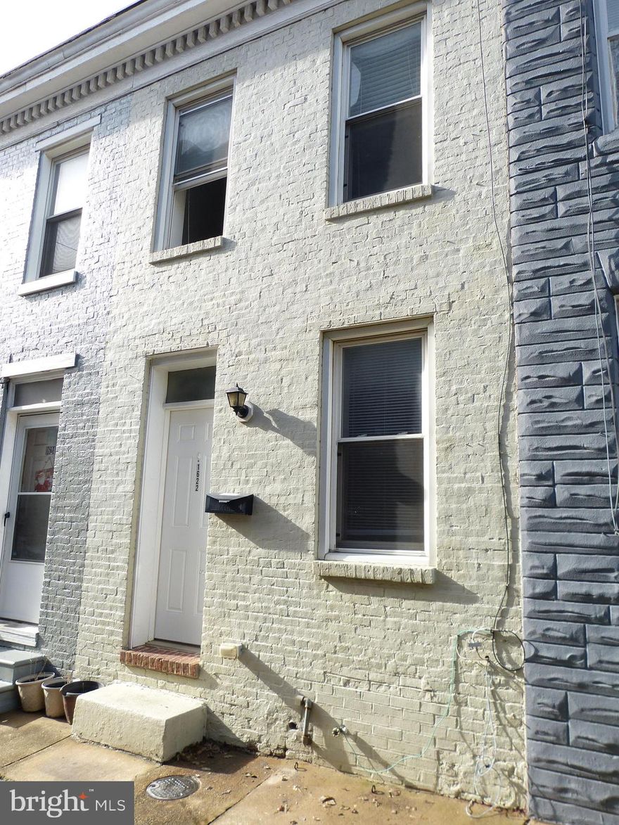 This one bedroom and den is located on a quite lane just several blocks from Riverside Park. Updated kitchen and bath, wood floors, stainless steel appliances and nice open floor plan. Move-in ready.