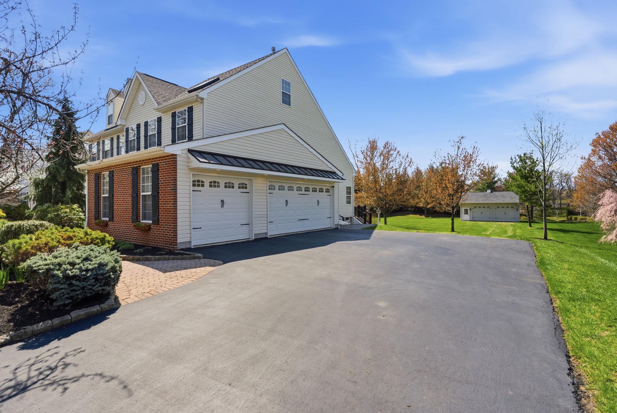 LOCHWOOD ESTATES - Residential