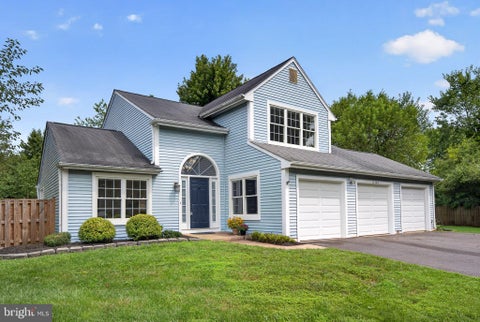 Photo of 13136 Lazy Glen Court, HERNDON, VA 20171 (MLS # VAFX2337918)
