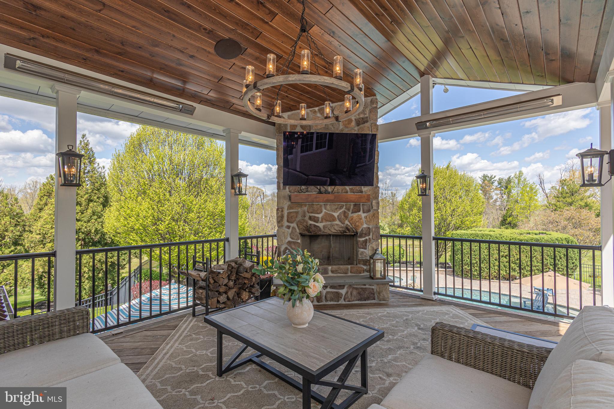 DARK HOLLOW - Residential