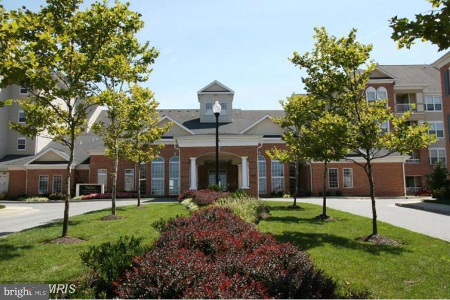 Spacious one bedroom with great views of the community swimming pool.  Parking space at the same level.  Open plan with fireplace in the living room.  Good size dinning room and kitchen.  Large bedroom and a large bathroom with double sinks, shower and a large tub.  Community amenities include outdoor pool, movie theater, cafe, library, conference room, large fitness center, tennis and concierge.