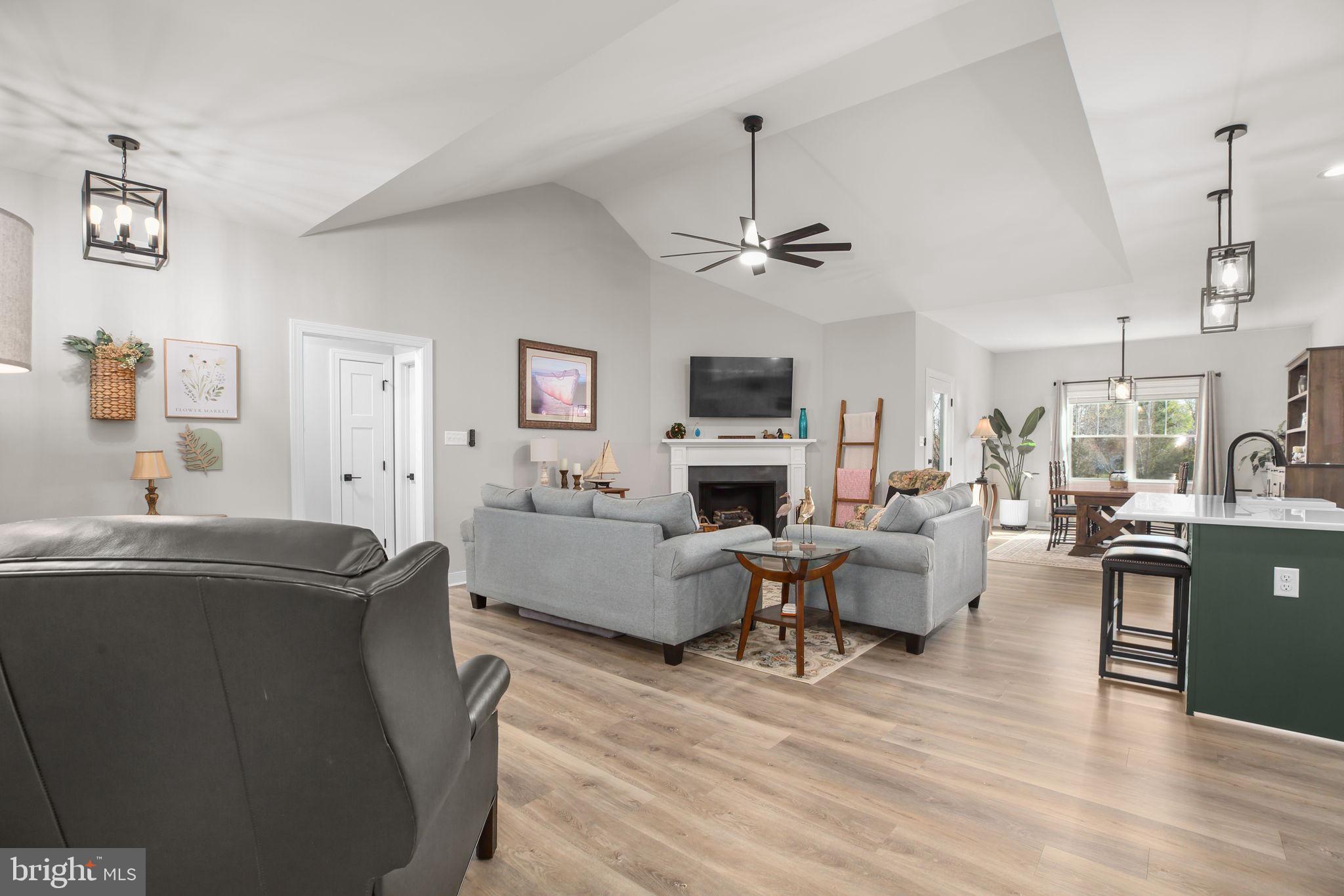 SECLUSION SHORES - Residential