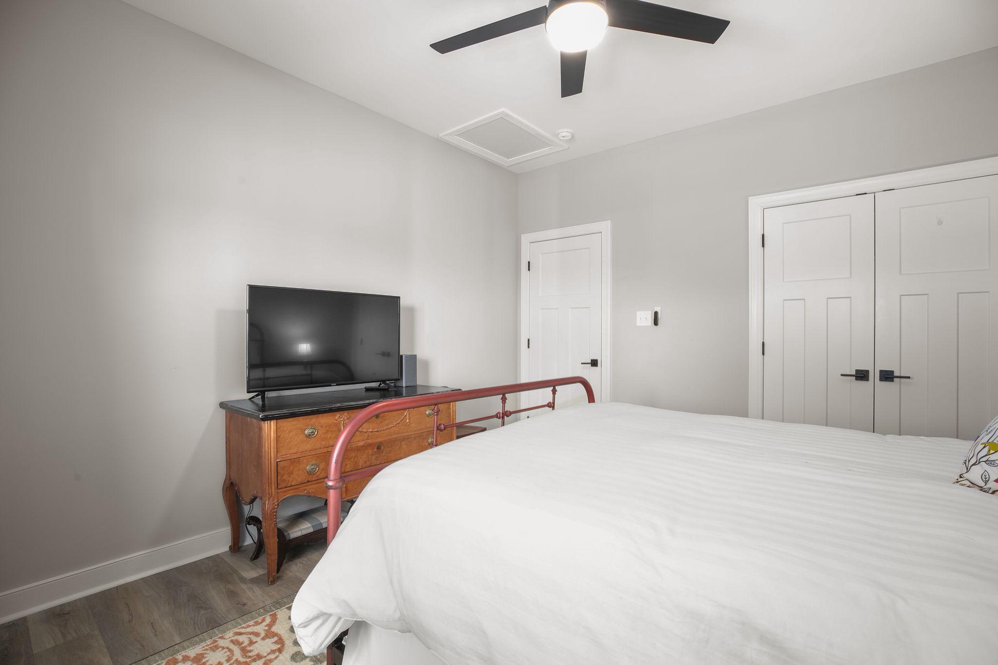 SECLUSION SHORES - Residential