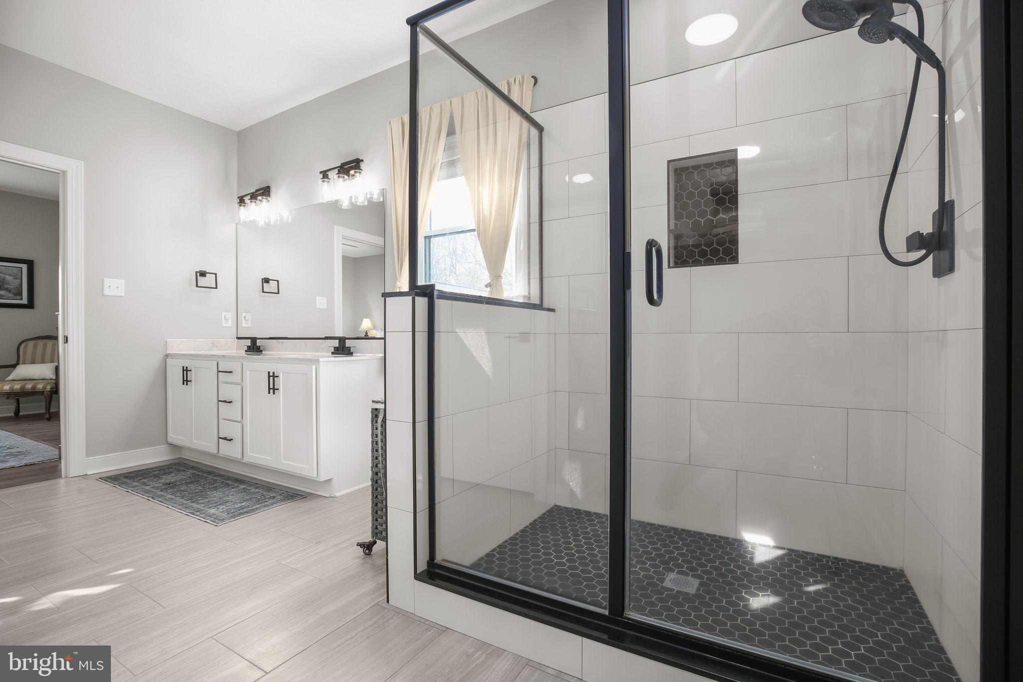 SECLUSION SHORES - Residential