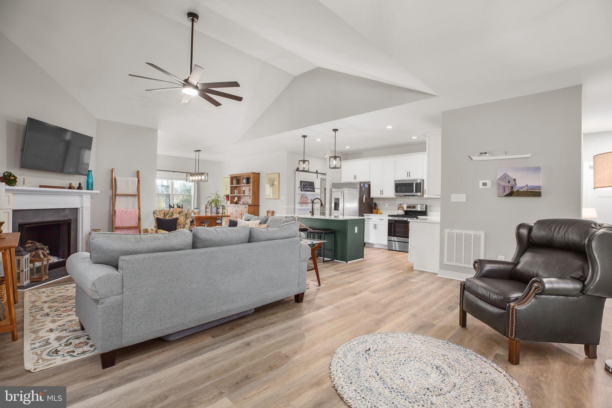 SECLUSION SHORES - Residential