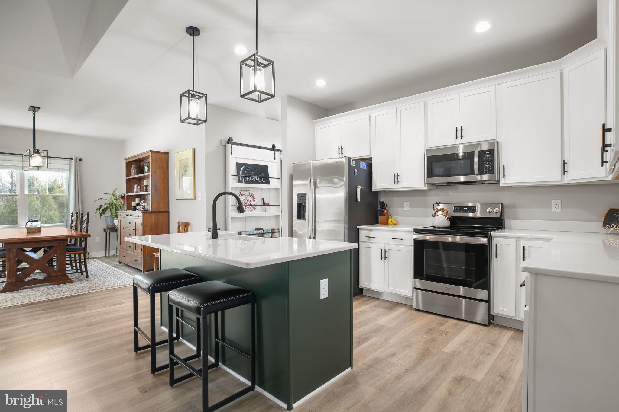 SECLUSION SHORES - Residential