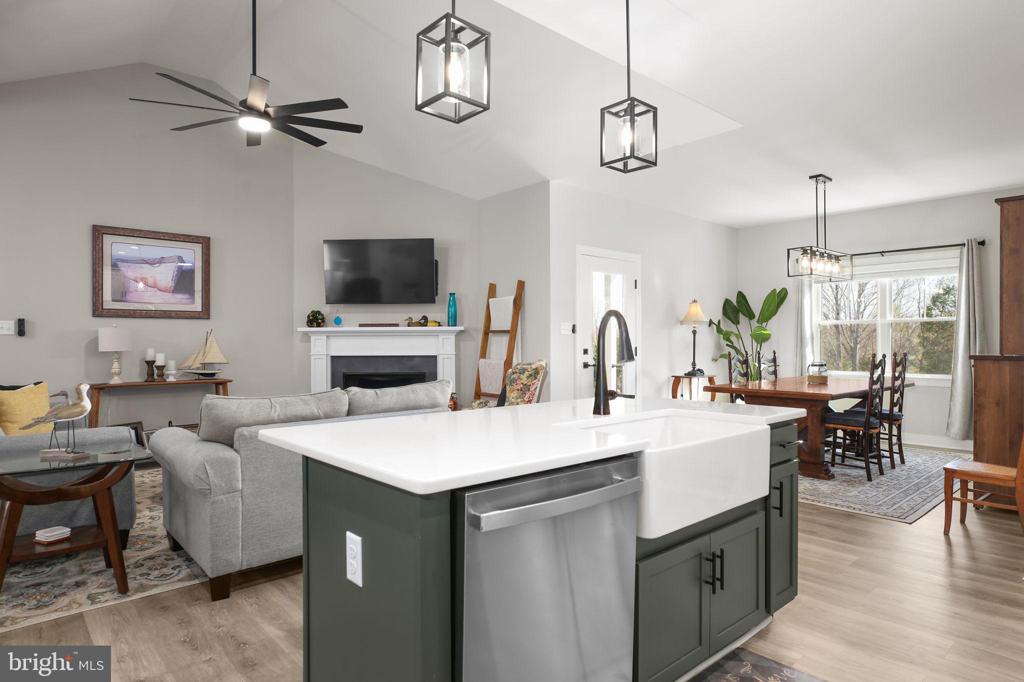 SECLUSION SHORES - Residential