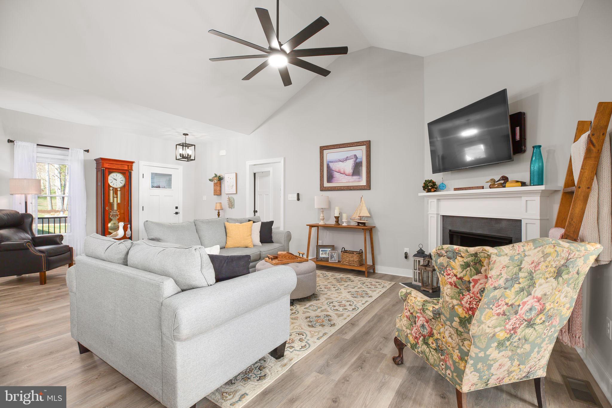 SECLUSION SHORES - Residential