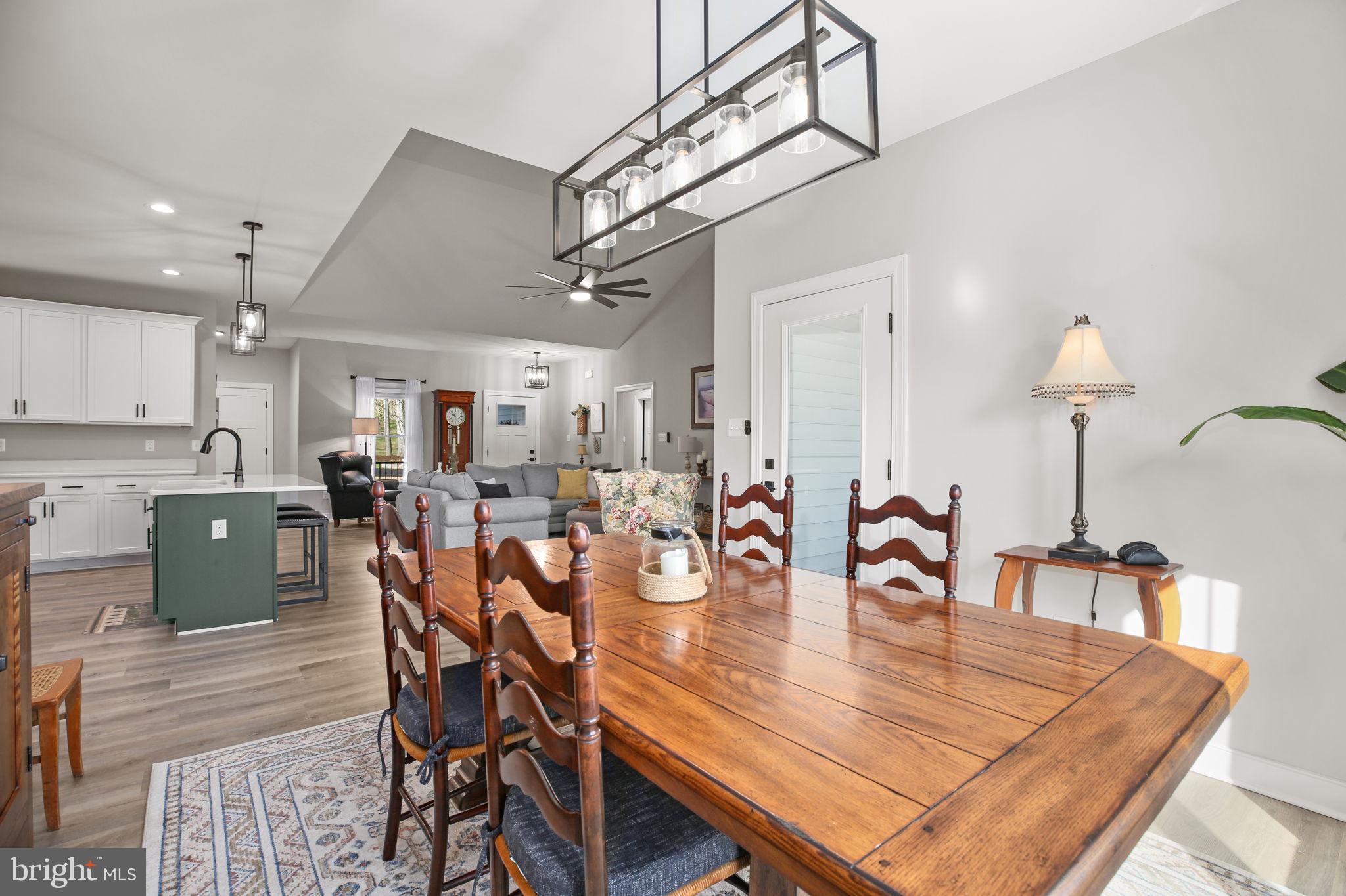 SECLUSION SHORES - Residential