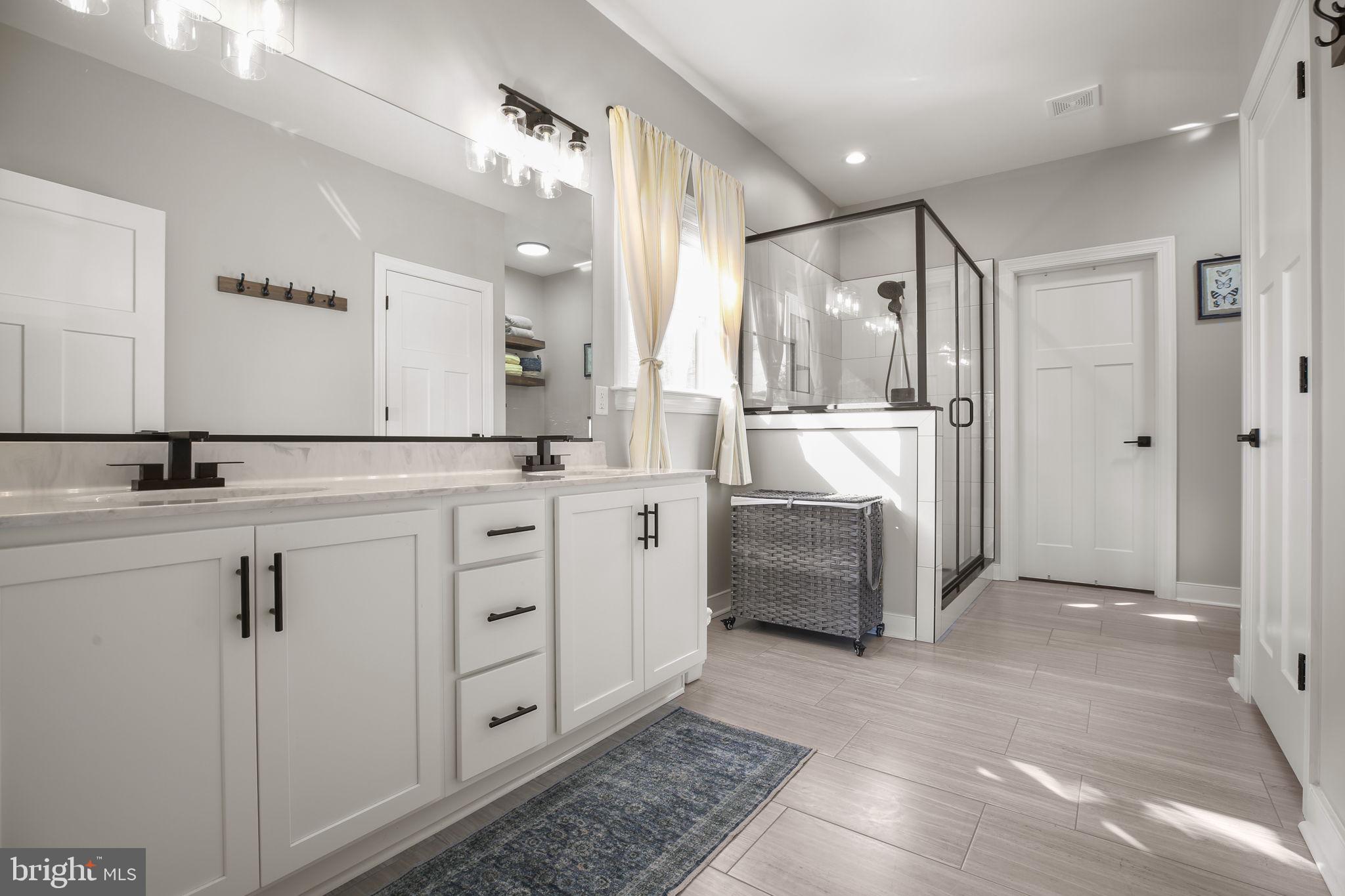 SECLUSION SHORES - Residential