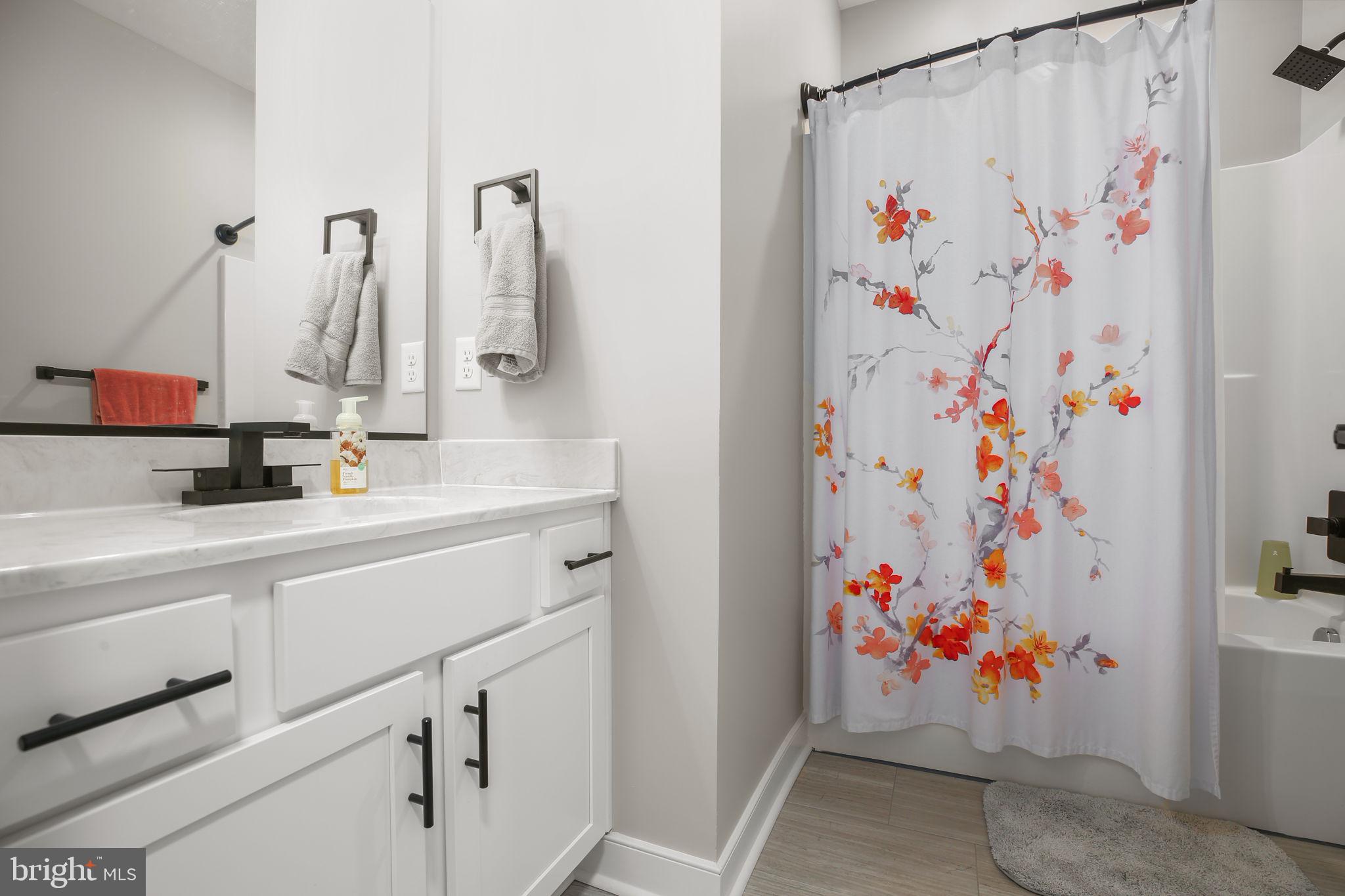 SECLUSION SHORES - Residential