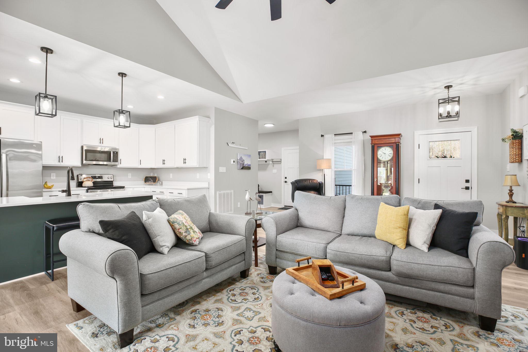 SECLUSION SHORES - Residential