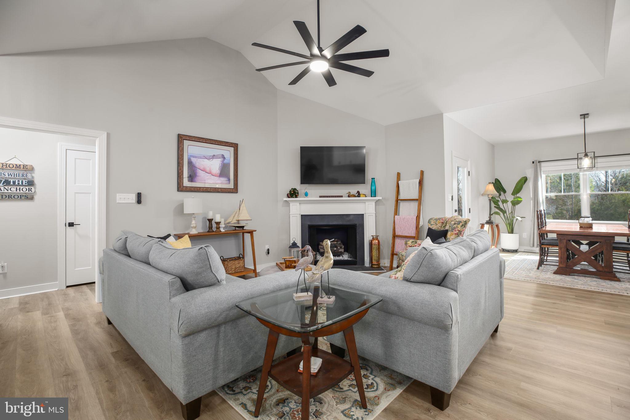 SECLUSION SHORES - Residential