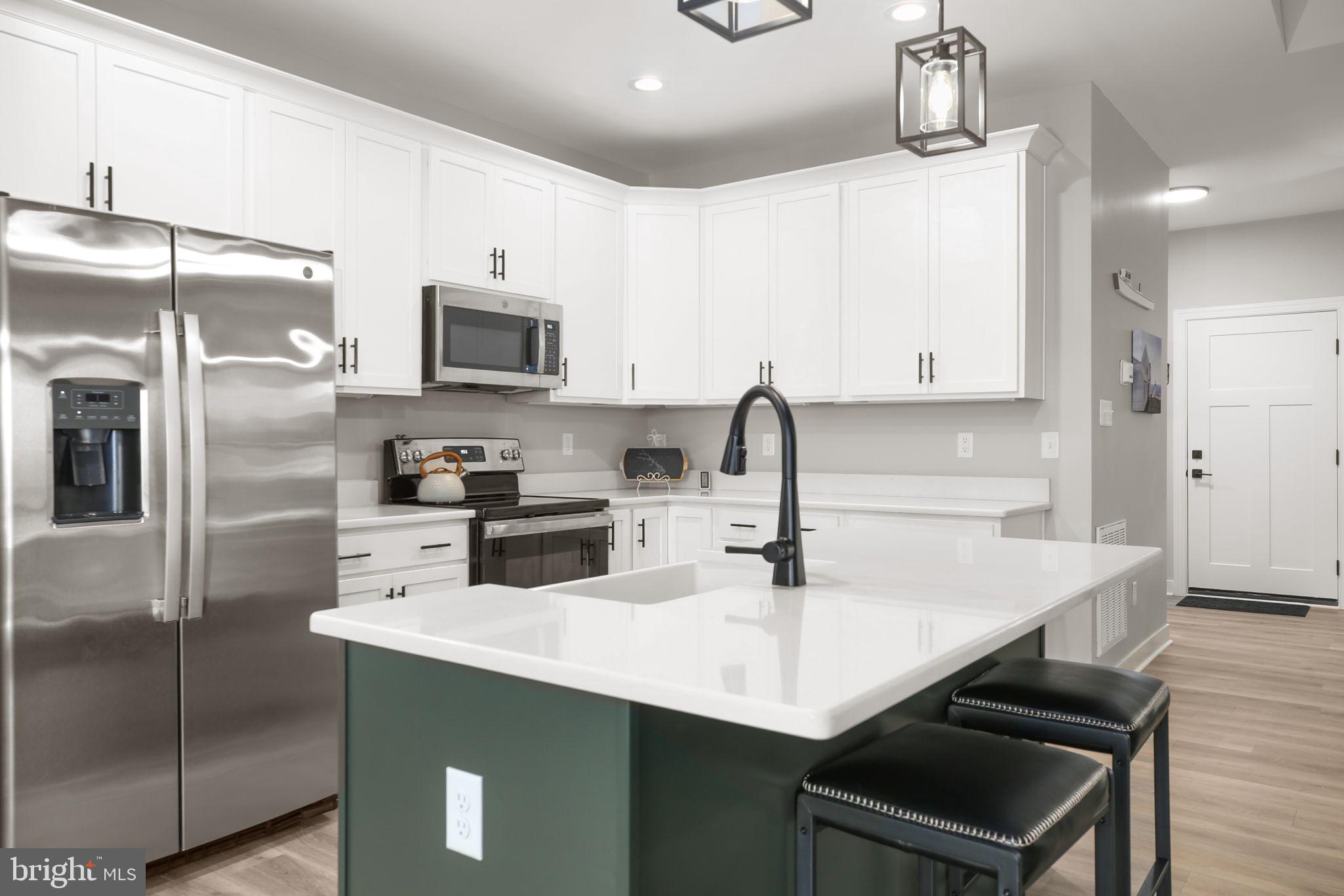 SECLUSION SHORES - Residential