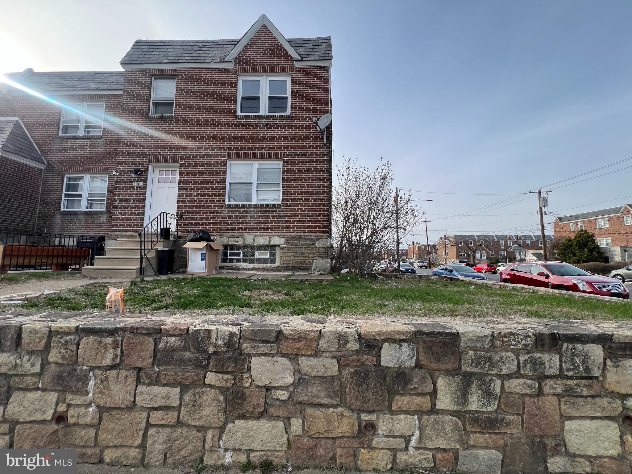 Investor alert!!! This is a fully renovated duplex 2x2, total 1680 sf living space, second floor is currently vacant, and it has been upgraded with new window, vinyl flooring, freshly painted. first floor is occupied by a long-term tenant at 1400/month, its equipped with central AC. There is 2 attached garages which can be rented for extra income. Come see it in person today!