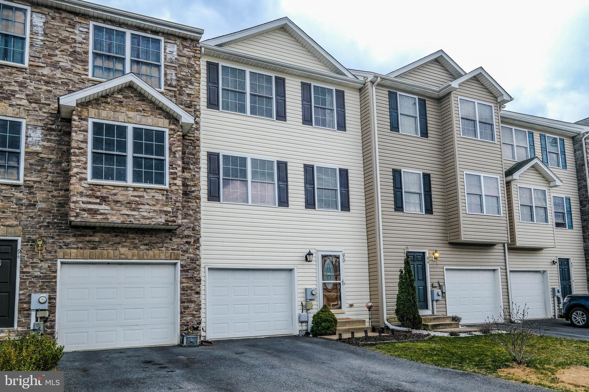 THE TOWNES AT OAKHURST - Residential Lease