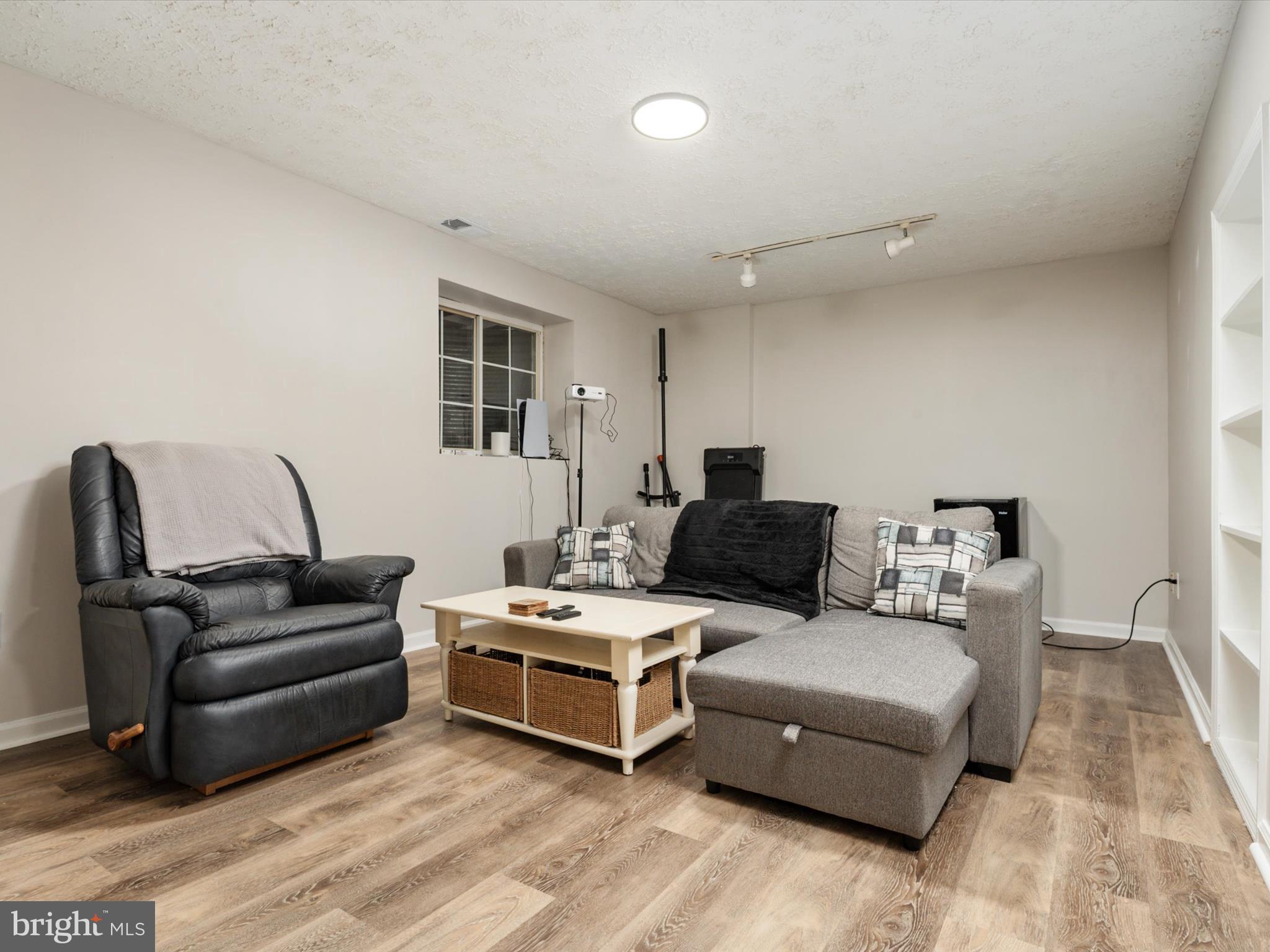 SEVEN OAKS - Residential