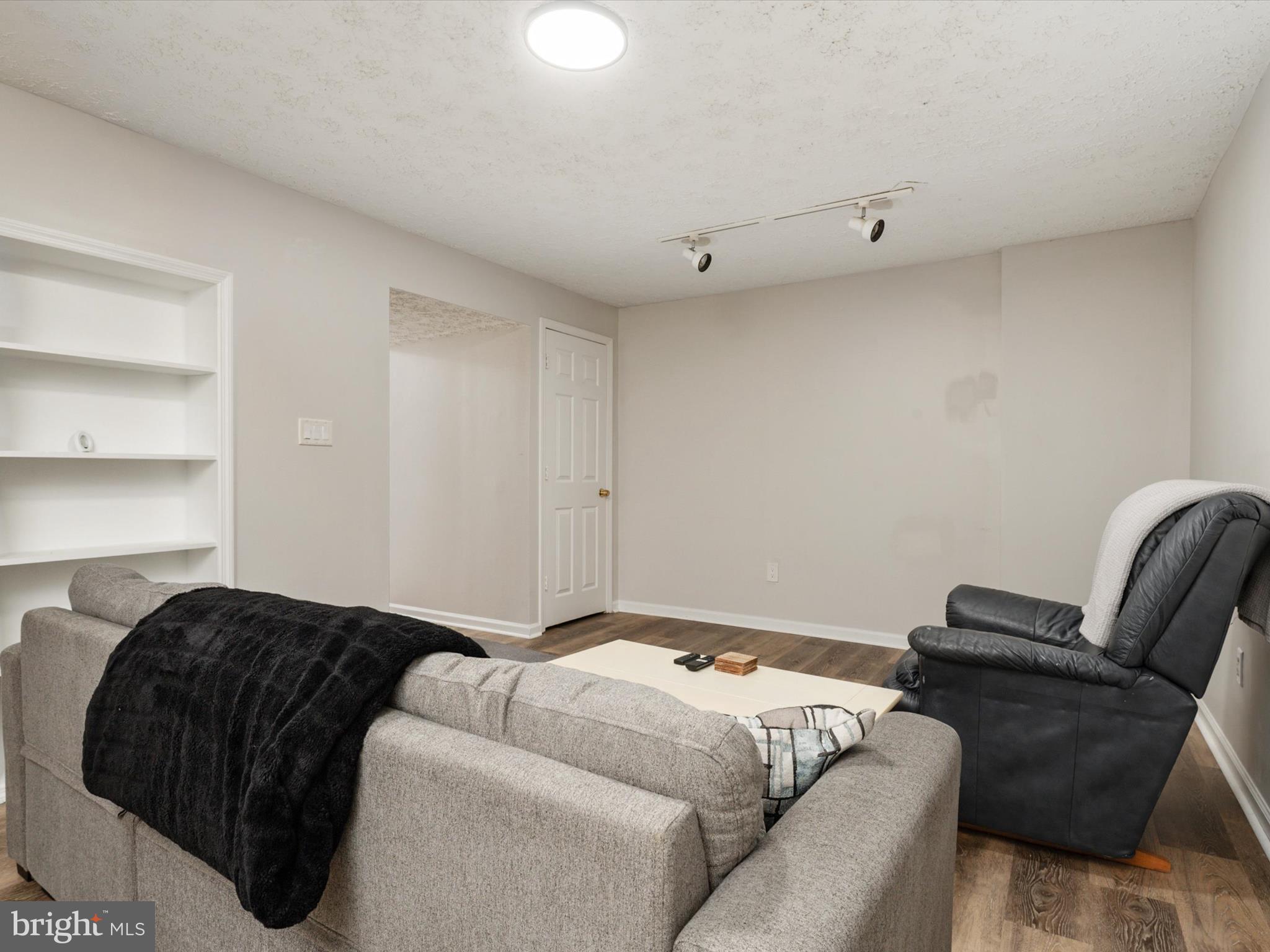 SEVEN OAKS - Residential