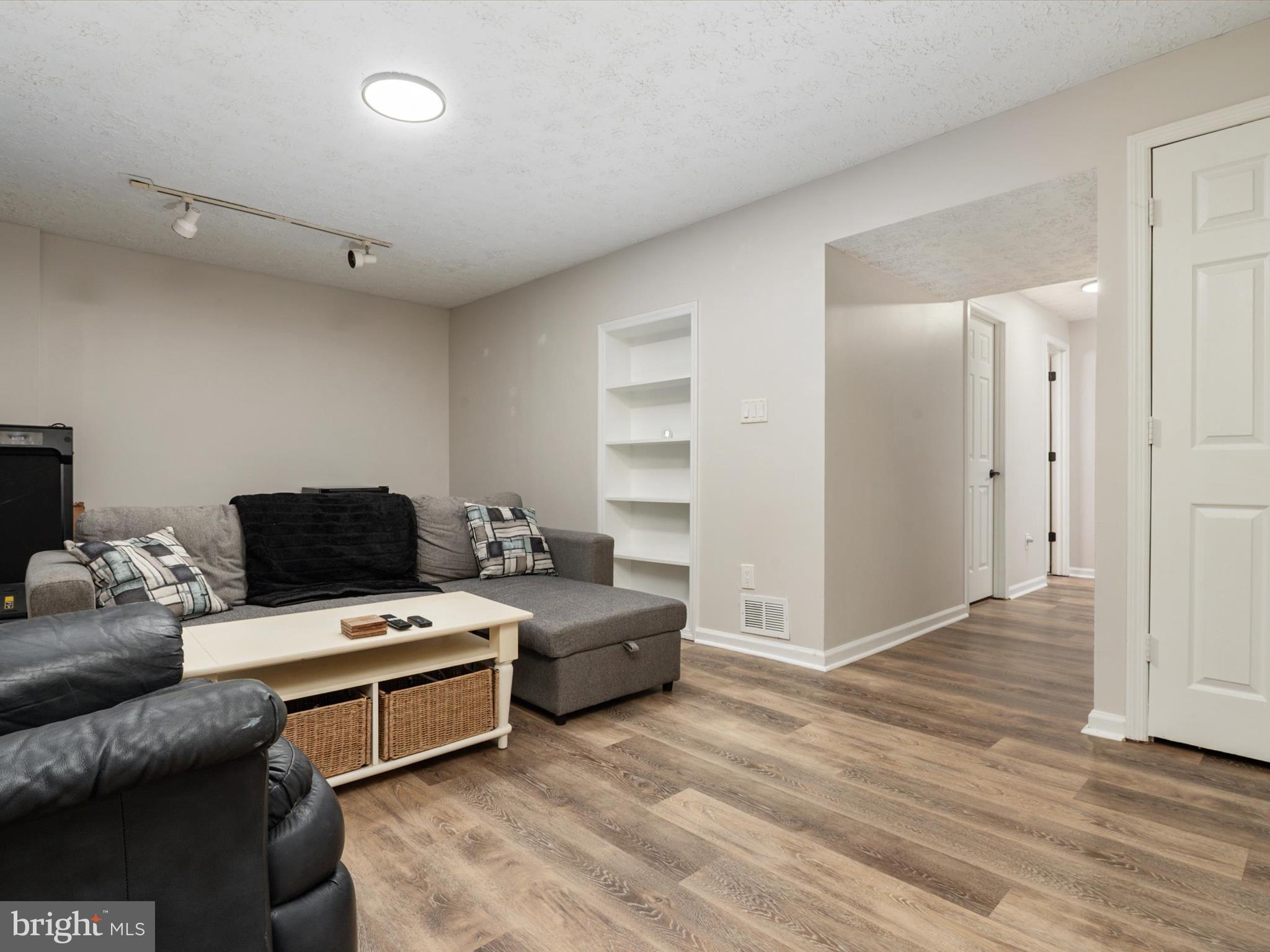 SEVEN OAKS - Residential