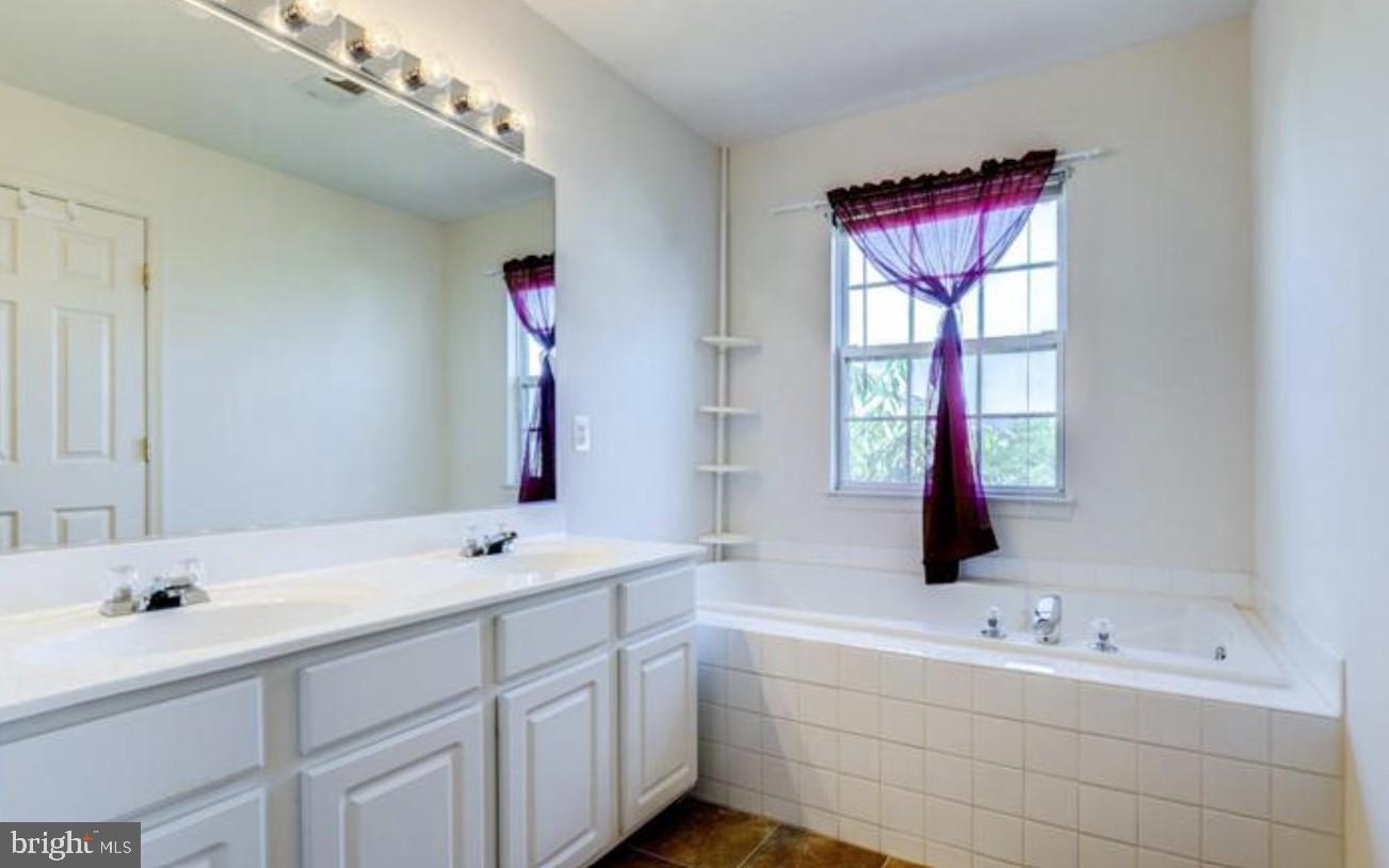 MCNAIR FARMS LANDBAY - Residential Lease