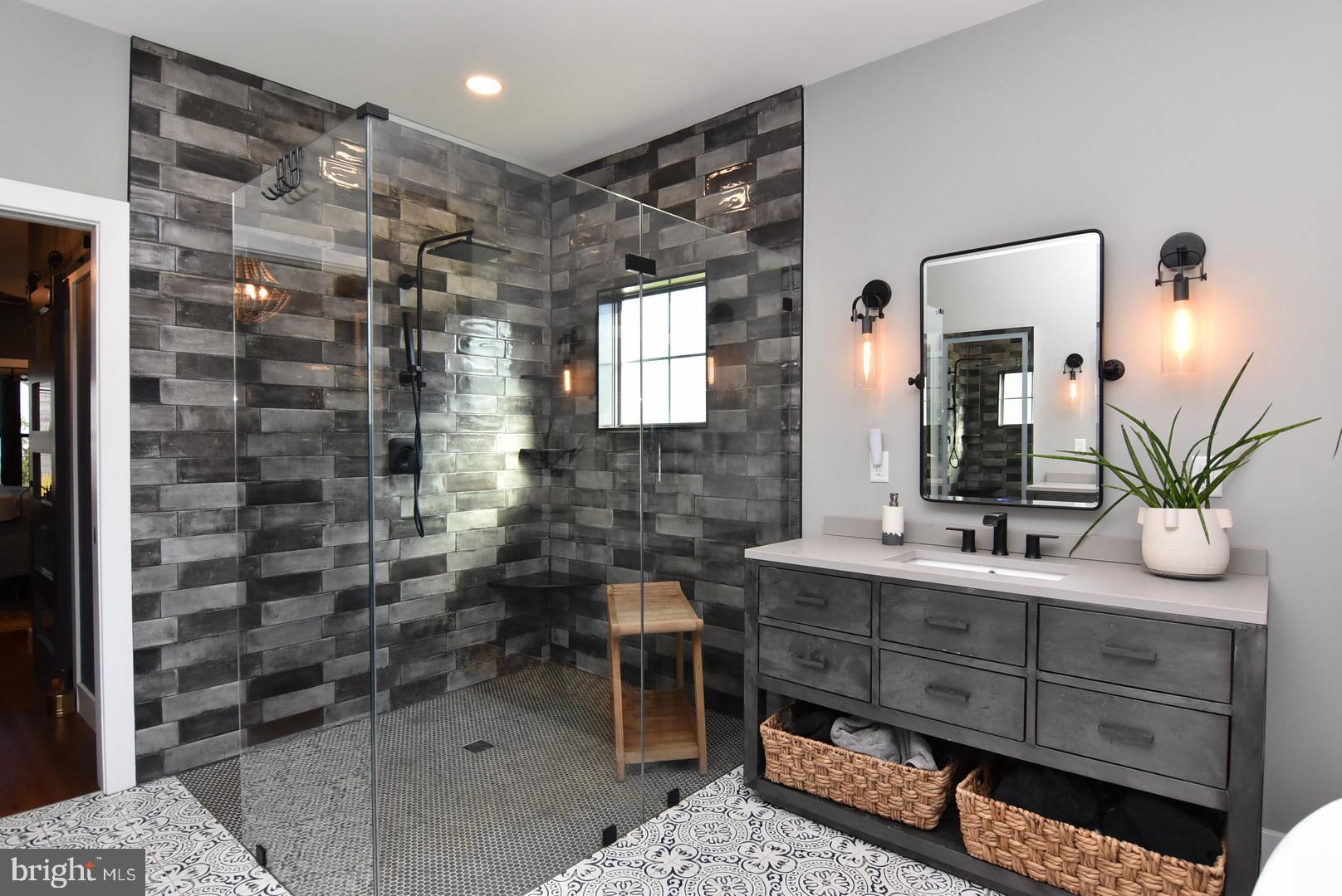 SHOWFIELD - Residential