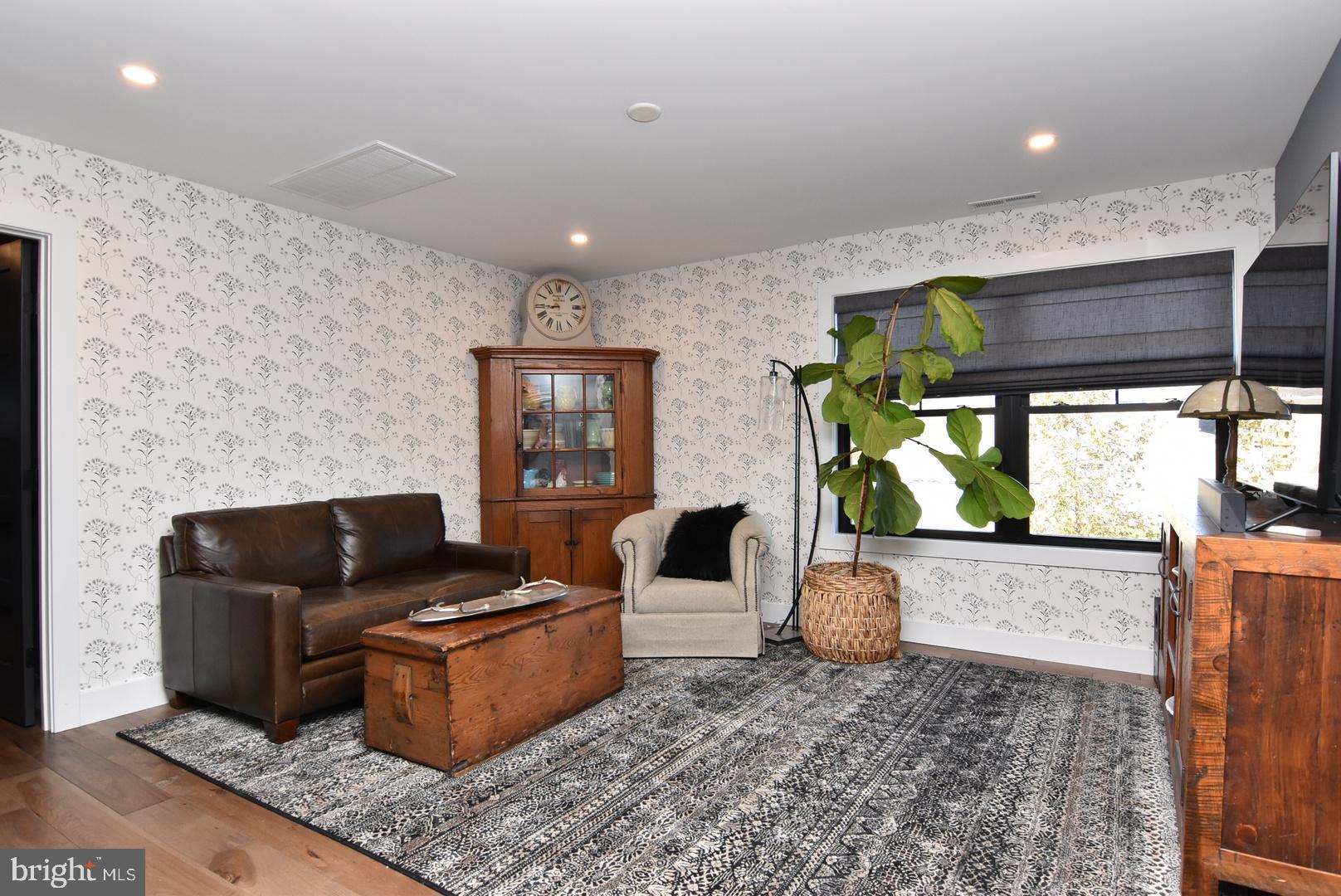 SHOWFIELD - Residential