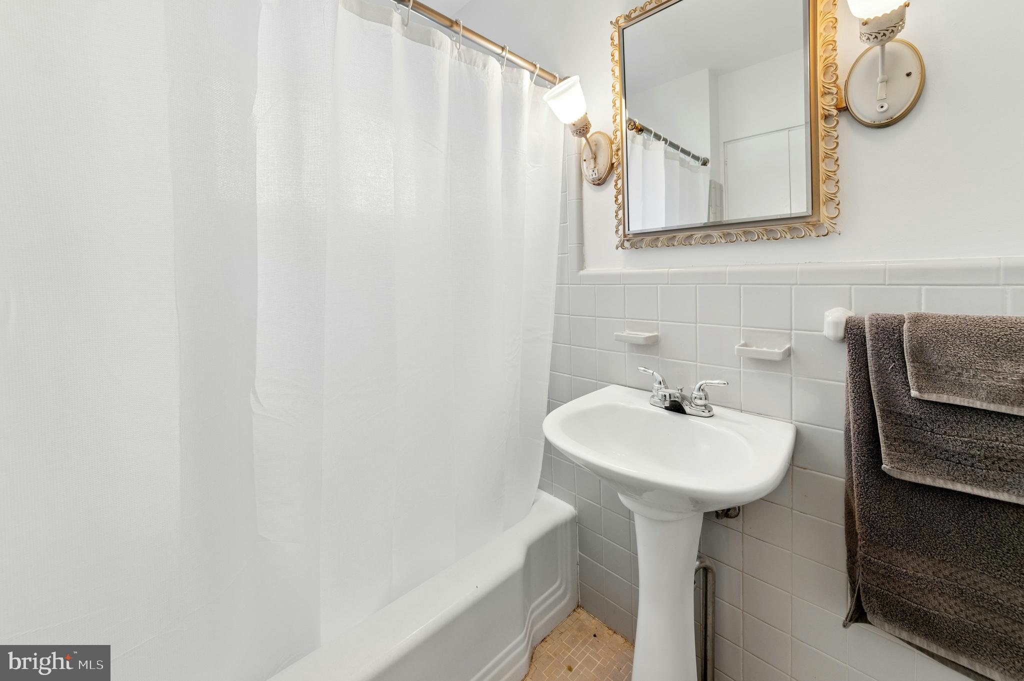 MEADOW BROOK - Residential